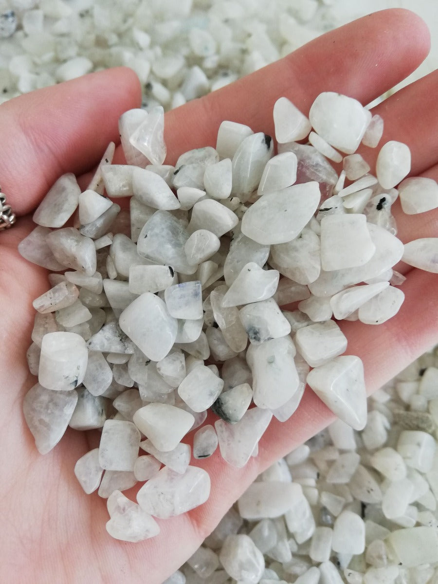 Rainbow Moonstone Chips 1KG (IN) Rainbow Moonstone Chips 1KG (IN)
